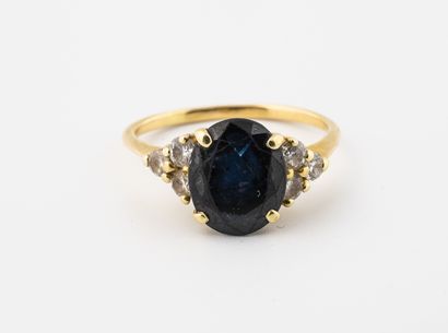 Bague en or jaune (750) centrée d'un saphir...