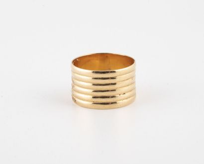 Bague bandeau en or jaune (750) à motif de...