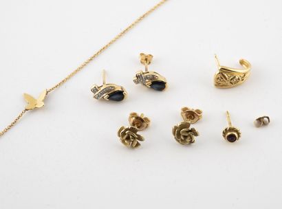 Lot de bijoux :

- Une paire de puces d'oreilles...