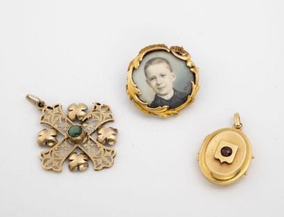 A lot including :

- A yellow gold (750)...