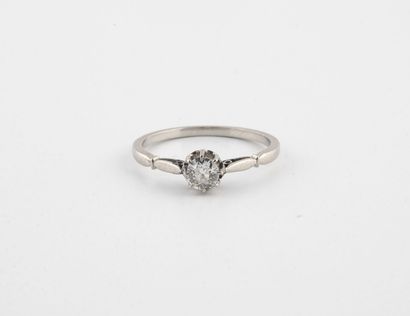 Bague solitaire en platine (850) centrée...