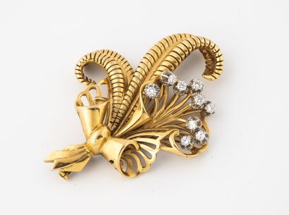 Brooch of feathers and flowers linked by...
