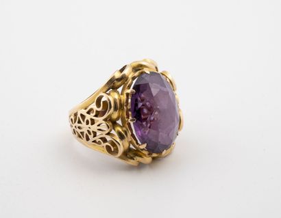 Bague cocktail en or jaune (750) centrée...