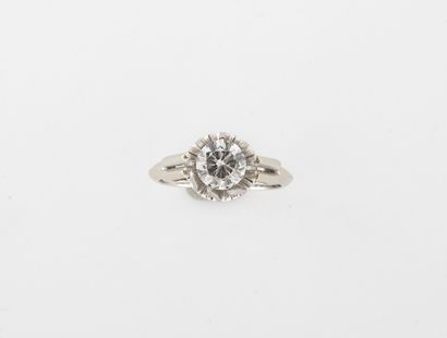 Bague solitaire en or gris (750) ornée d'un...