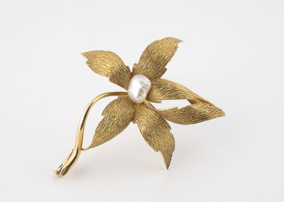 Broche fleur en or jaune (750) et platine...
