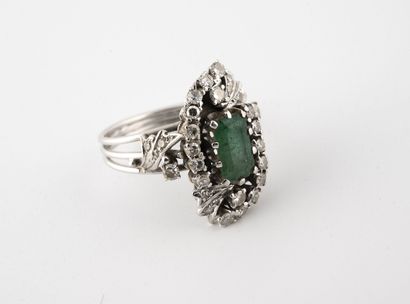 PORTUGAL
Bague en or gris (750) rhodié centrée...