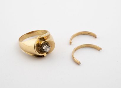 Lot of jewelry in yellow gold (750) including...