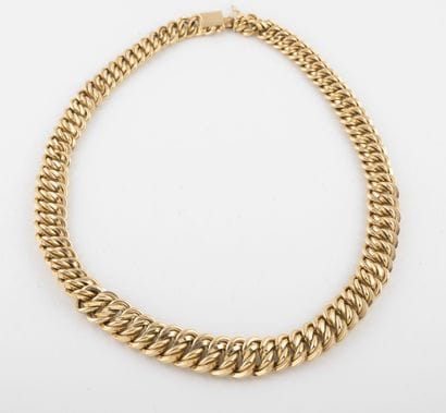 Necklace in yellow gold (750) with American...