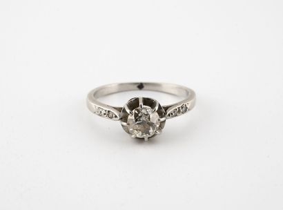 Bague solitaire en platine (850) centrée...