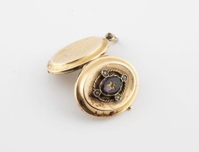 Yellow gold (750) photo medallion, the back...
