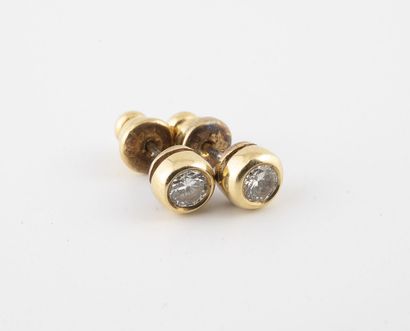 Paire de puces d'oreilles en or jaune (750)...