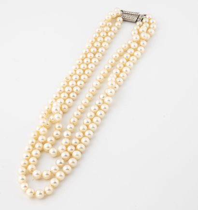 Collier à trois rangs de perles de culture.

Fermoir...