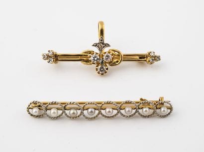 Set of two yellow gold (750) bar brooches:...