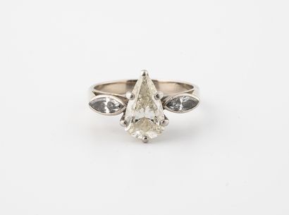 Bague en platine (850) et or gris (750) ornée...