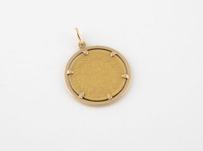 Pendentif en or jaune (750) retenant une...