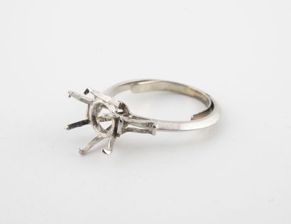 Monture d'une bague solitaire en platine...