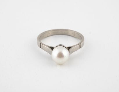 Bague solitaire en or gris (750) ornée d'une...