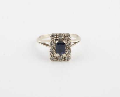 Bague en or gris (750) à chaton rectangulaire...