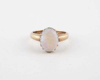 Bague en or jaune (585) centrée d'une opale...