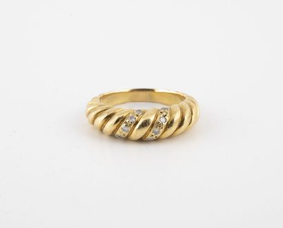 Bague jonc en or jaune (750) godronné, deux...