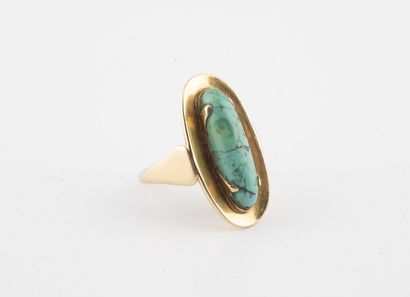 Bague en or jaune (750) centrée d'une turquoise...