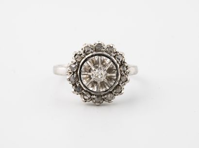 Bague marguerite en or gris (750) centrée...