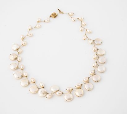 Collier en métal doré à motif de branches...