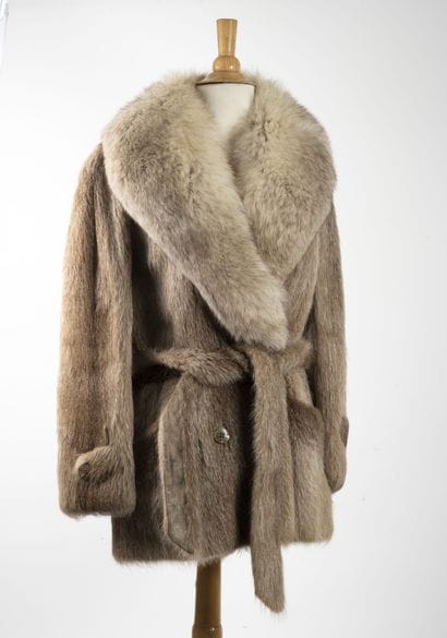 HERMES Paris

Elégant manteau court en fourrure...