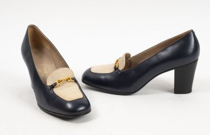 HERMES, Paris
Paire de mocassins en toile...
