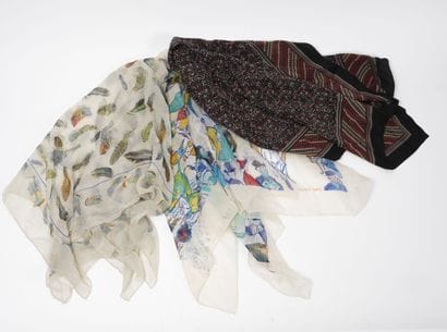 HERMES Paris
Lot of scarves including :

-...