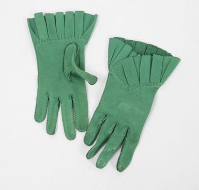 HERMES Paris
Paire de gants en agneau vert...
