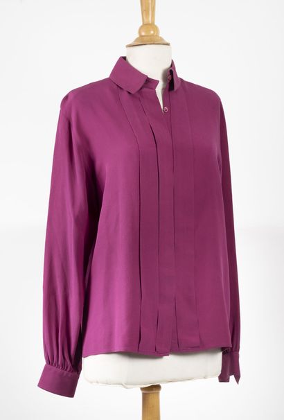 HERMES Paris
Chemisier en soie violette à...