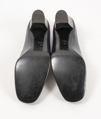 HERMES, Paris
Paire de mocassins en toile...