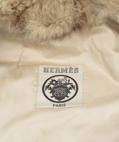 HERMES Paris

Elégant manteau court en fourrure...