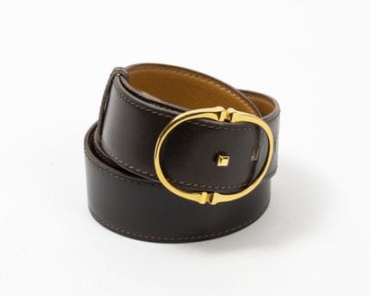 HERMES Paris
Ceinture en cuir marron à boucle...