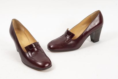 HERMES Paris
Paire de mocassins à petit talon...