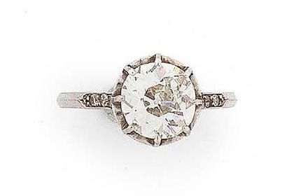 Bague solitaire en platine (850) ornée d'un...
