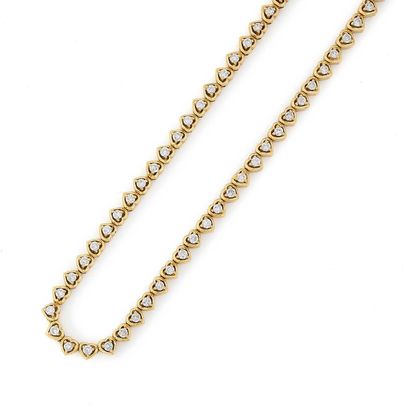 Collier ligne en or jaune (750) formé de...