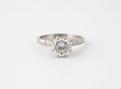 
Bague solitaire en platine (850) ornée d'un...
