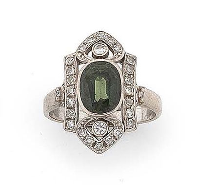 Bague en or gris (750) centrée d'un saphir...