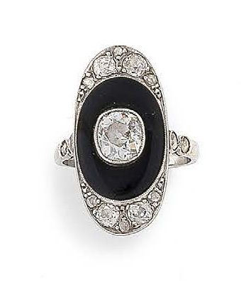 Bague en platine (850) à plateau ovale orné...