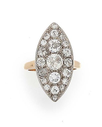 Bague marquise en ors jaune (750) et platine...