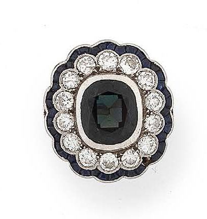 Belle bague marguerite en platine (850) centrée...