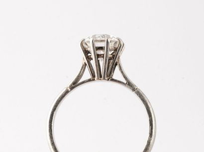 
Bague solitaire en platine (850) ornée d'un...
