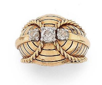 Importante bague dôme en or jaune (750) et...