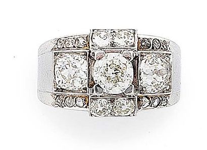 Bague architecturée en or gris (750) et platine...