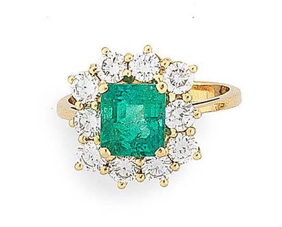 Bague fleur en or jaune (750) centrée d'une...