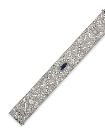 Élégant bracelet ruban articulé en platine...
