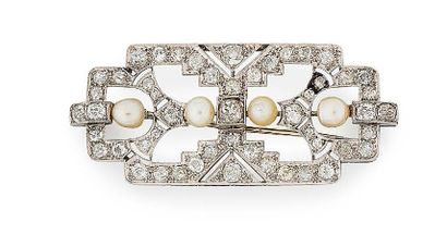 Broche plaque en platine (850) à décor géométrique...