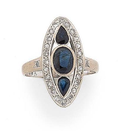 Bague marquise ajourée en or gris (750) ornée...